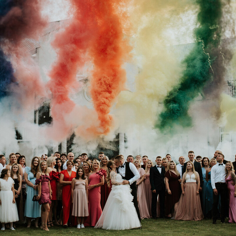 fotograf ślubny Szczytno - para młoda przy szpalerze wojskowym