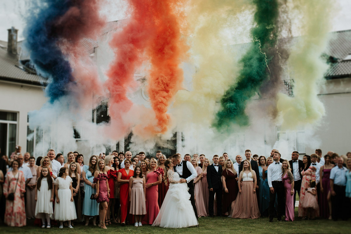 fotograf ślubny Szczytno - para młoda przy szpalerze wojskowym